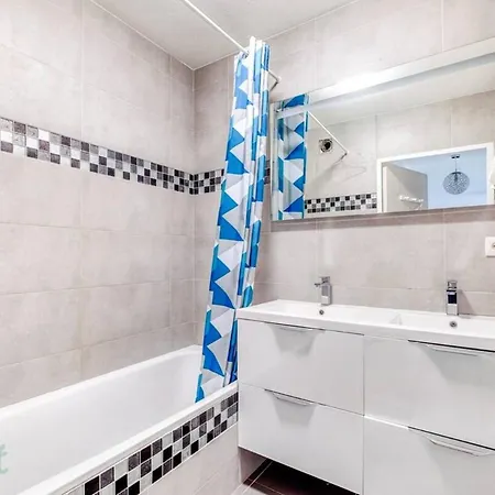 Perollier Ci - Lyon 2 - Bedroom With Balcony And Pool Écully