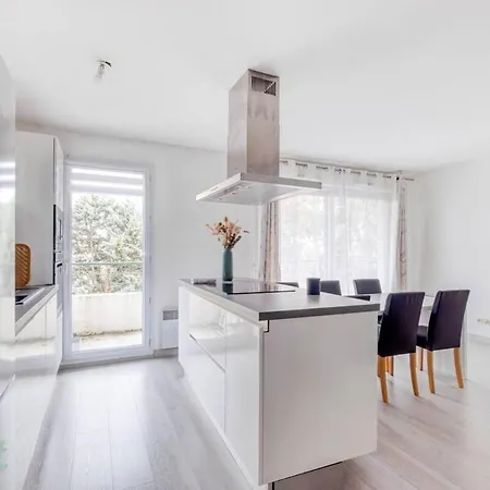 Perollier Ci - Lyon 2 - Bedroom With Balcony And Pool * Écully