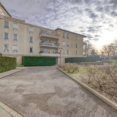 Perollier Ci - Lyon 2 - Bedroom With Balcony And Pool